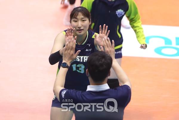 그동안 센터, 라이트로 뛴 정지윤은 이제 레프트로 새로운 도전을 시작한다.