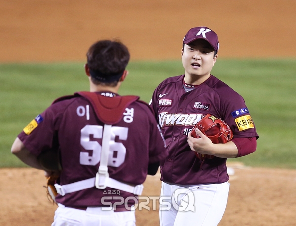 9회 경기를 매조지한 김재웅(오른쪽)이 포수 이지영과 기쁨을 나누고 있다.
