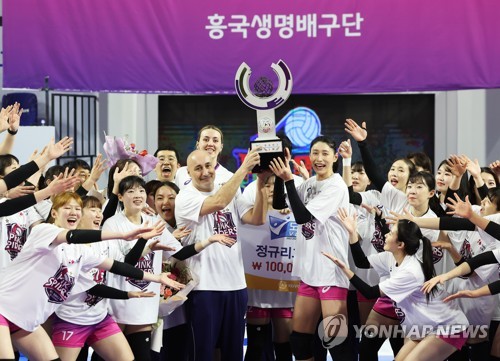 흥국생명 선수단이 15일 경기도 화성종합경기타운 실내체육관에서 열린 프로배구 V리그 여자부 IBK기업은행 알토스와의 경기에서 승리한 후 정규리그 우승을 확정짓고 기뻐하고 있다. [사진=연합뉴스]