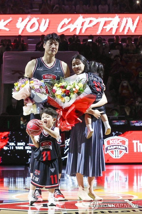 26일 경기도 안양체육관에서 열린 2022-2023 SKT 에이닷 프로농구 정규리그 안양 KGC인삼공사와 원주 DB 프로미의 경기. KGC 양희종이 하프타임 때 열린 은퇴식에서 가족들과 기념 촬영하고 있다. [사진=연합뉴스]
