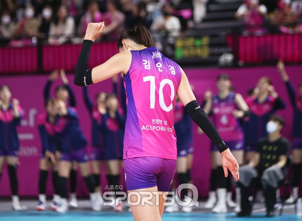 흥국생명 핑크스파이더스 김연경이 29일 오후 인천광역시 인천삼산월드체육관에서 진행된 2022~2023 도드람 V-리그(프로배구) 여자부 한국도로공사 하이패스와 챔피언결정전 1차전 경기에서 주먹을 불끈 쥐고 있다. [사진=스포츠Q(큐) 손힘찬 기자]