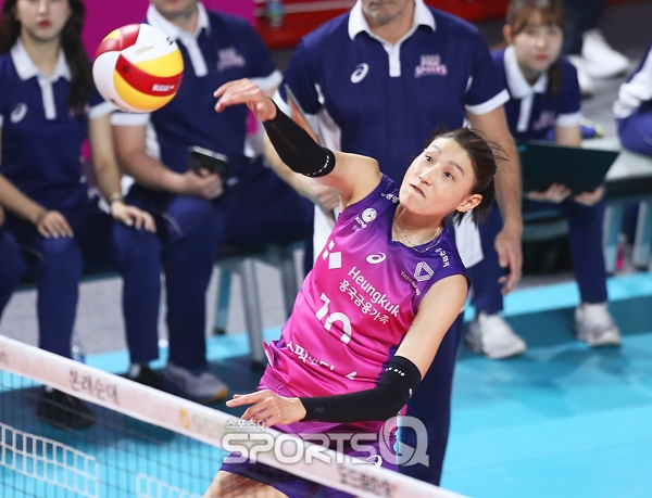 흥국생명 핑크스파이더스 김연경이 29일 오후 인천광역시 인천삼산월드체육관에서 진행된 2022~2023 도드람 V-리그(프로배구) 여자부 한국도로공사 하이패스와 챔피언결정전 1차전 경기에서 스파이크를 하고 있다. [사진=스포츠Q(큐) 손힘찬 기자]