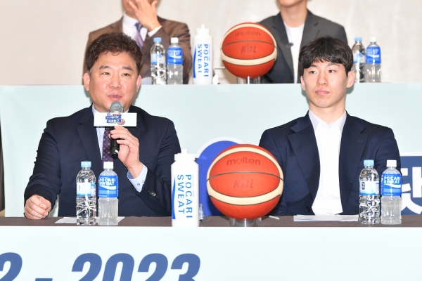 31일 서울 송파구 올림픽파크텔에서 열린 2022~2023 프로농구 플레이오프 미디어데이에 참석한 김승기(왼쪽) 고양 캐롯 감독과 가드 이정현. [사진=KBL 제공]