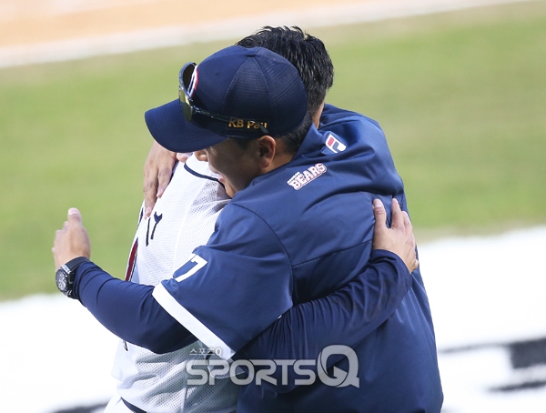 [포토Q] 두산 로하스 '이승엽 감독 진한 포옹'